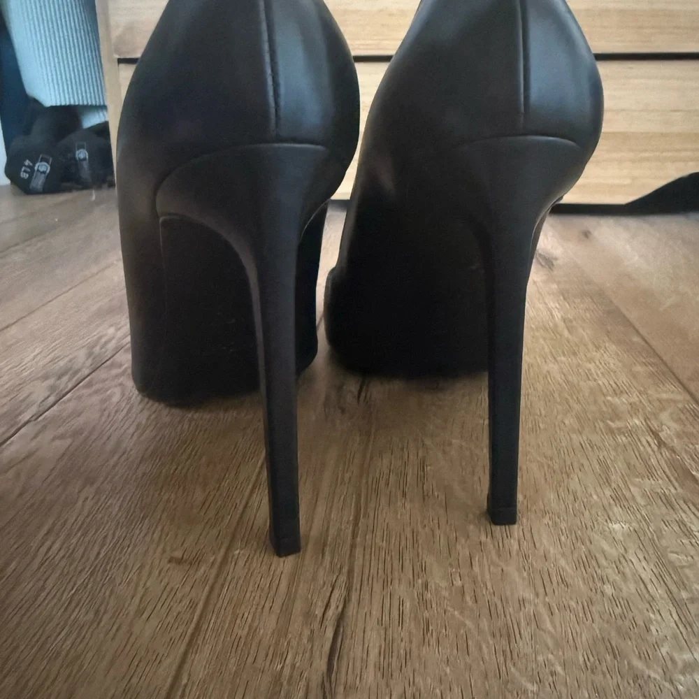 Saint Laurent Black Leather Pointed-Toe Pumps - Picture 2 of 6